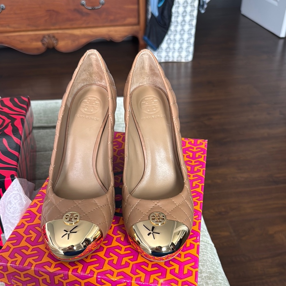 Tory Burch Gold Tan Heels Elegant Design